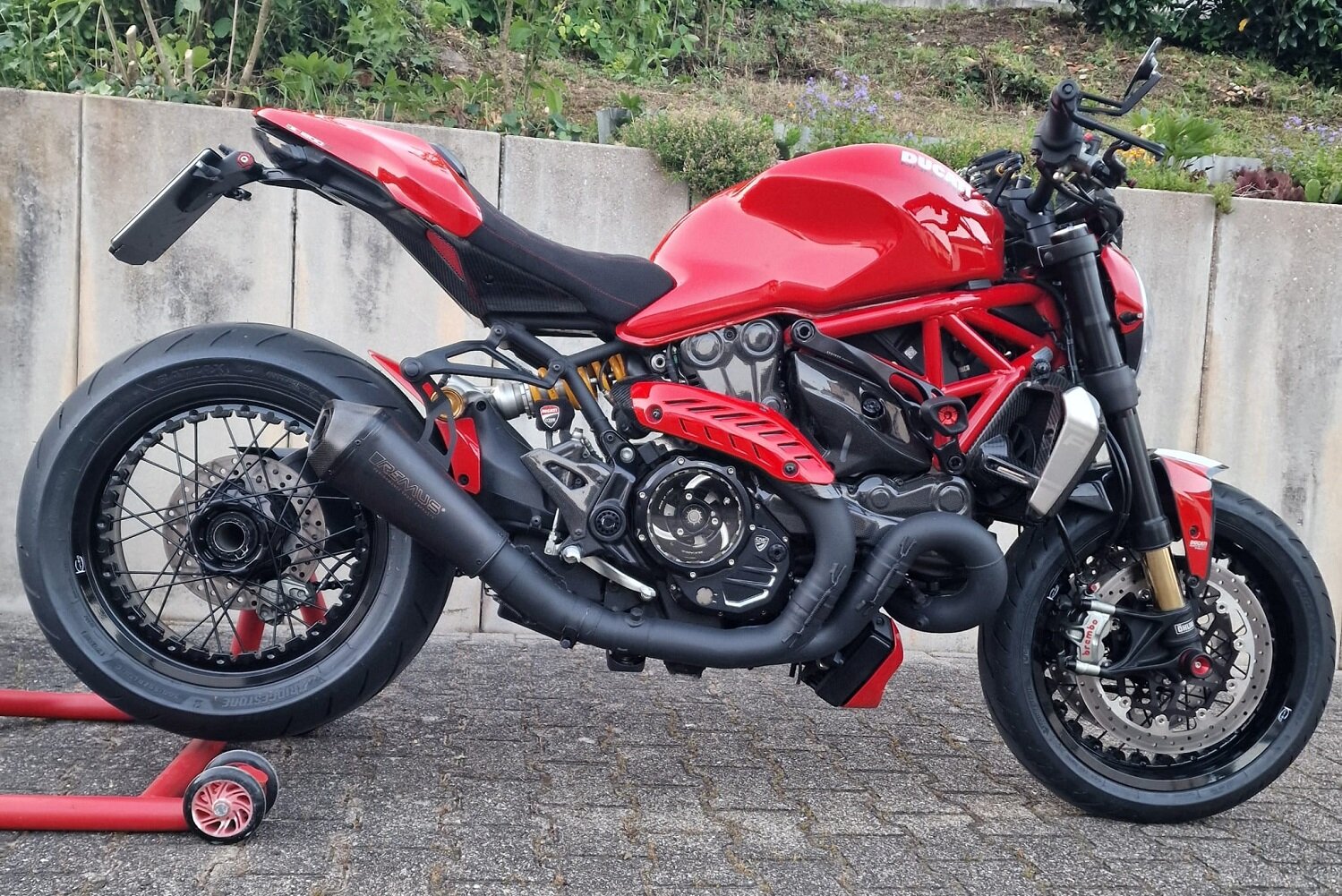 Ducati Monster 1200 mit Kineo Speichenrädern